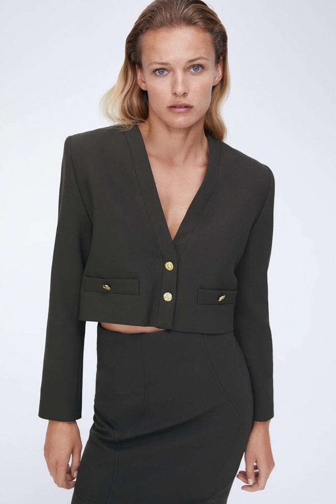 Blazer 'crop' con hombreras y escote pico, de las rebajas de Zara