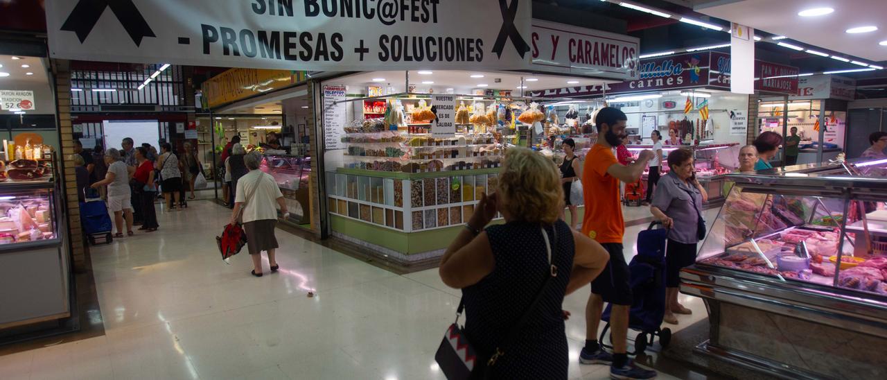 Protesta en el mercado de Benicalap.