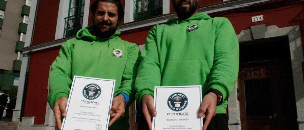 Rubén Álvarez y David García, con el diploma acreditativo del récord &quot;Guinness&quot;.