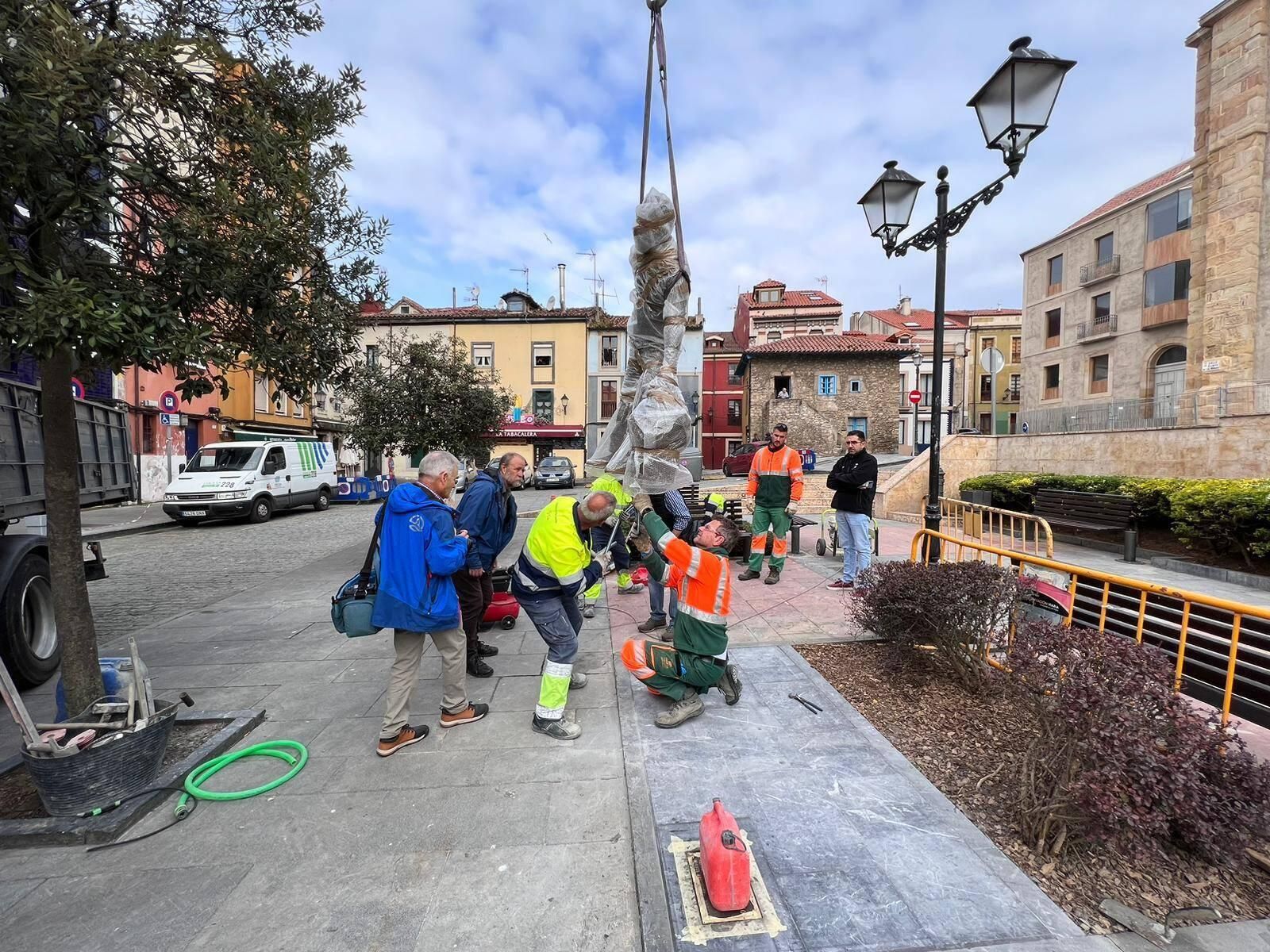 En imágenes: Así fue la instalación de la estatua de Rambal en Cimadevilla