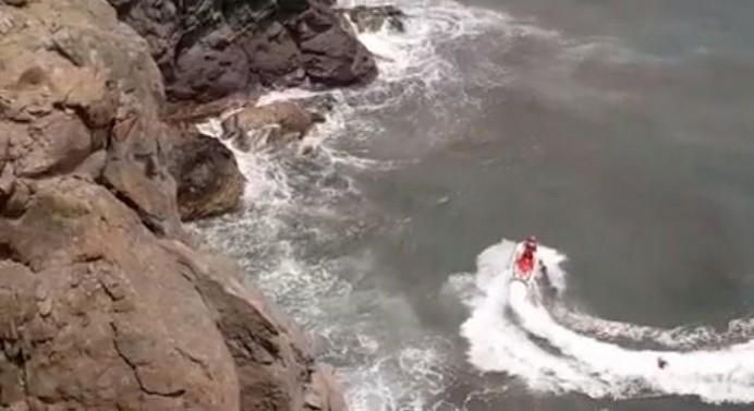 Efectivos de Cruz Roja salvan a dos personas en la playa de San Agustín