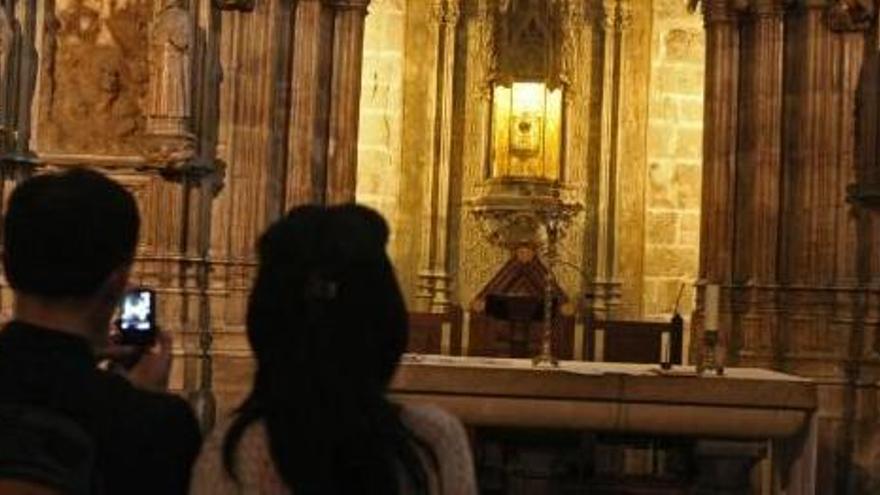 Visitantes en la capilla del Santo Cáliz.