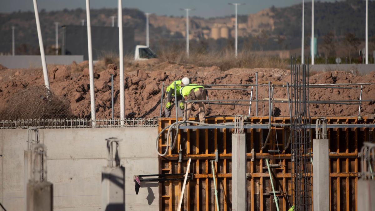 Los trabajos de inicio de las obras del hotel en Sagunt.