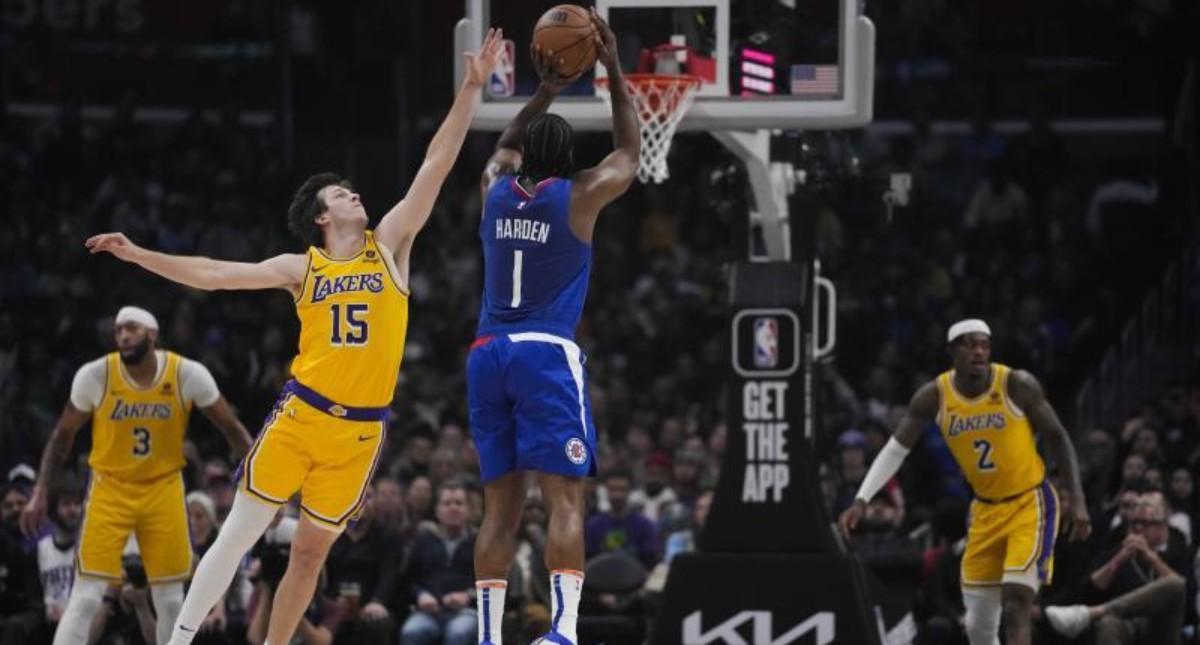 James Harden anota un triple en el derbi de Los Ángeles