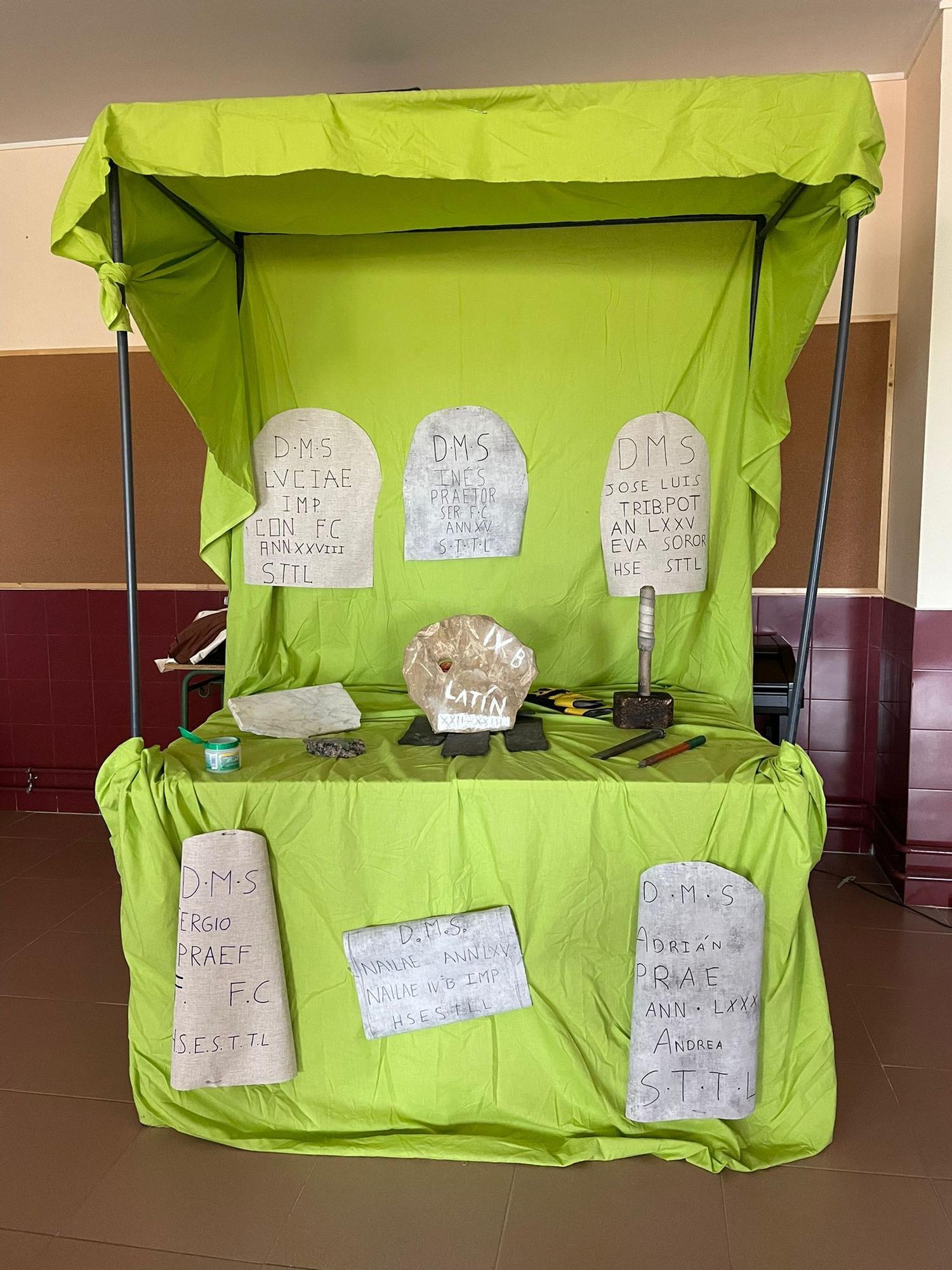 Recreaciones de lápidas con epigrafía funeraria romana en los pasillos del instituto.