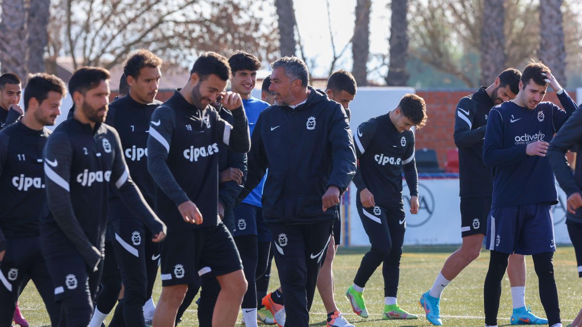 Juan Marrero sonríe junto a sus jugadores.