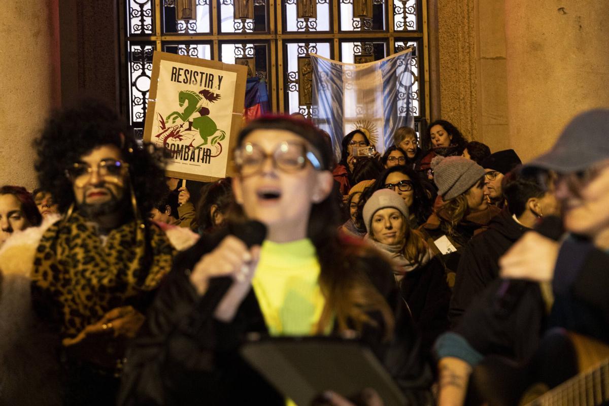 Manifestación frente al Consulado de Argentina en Barcelona contra Milei por dichos anti LGTB+ en Davos
