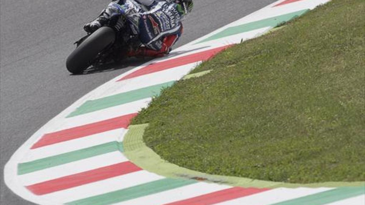 El mallorquín Jorge Lorenzo, tricampeón de MotoGP con Yamaha, se tumba sobre el asfalto del trazado de Mugello, en una de sus velocísimas curvas.