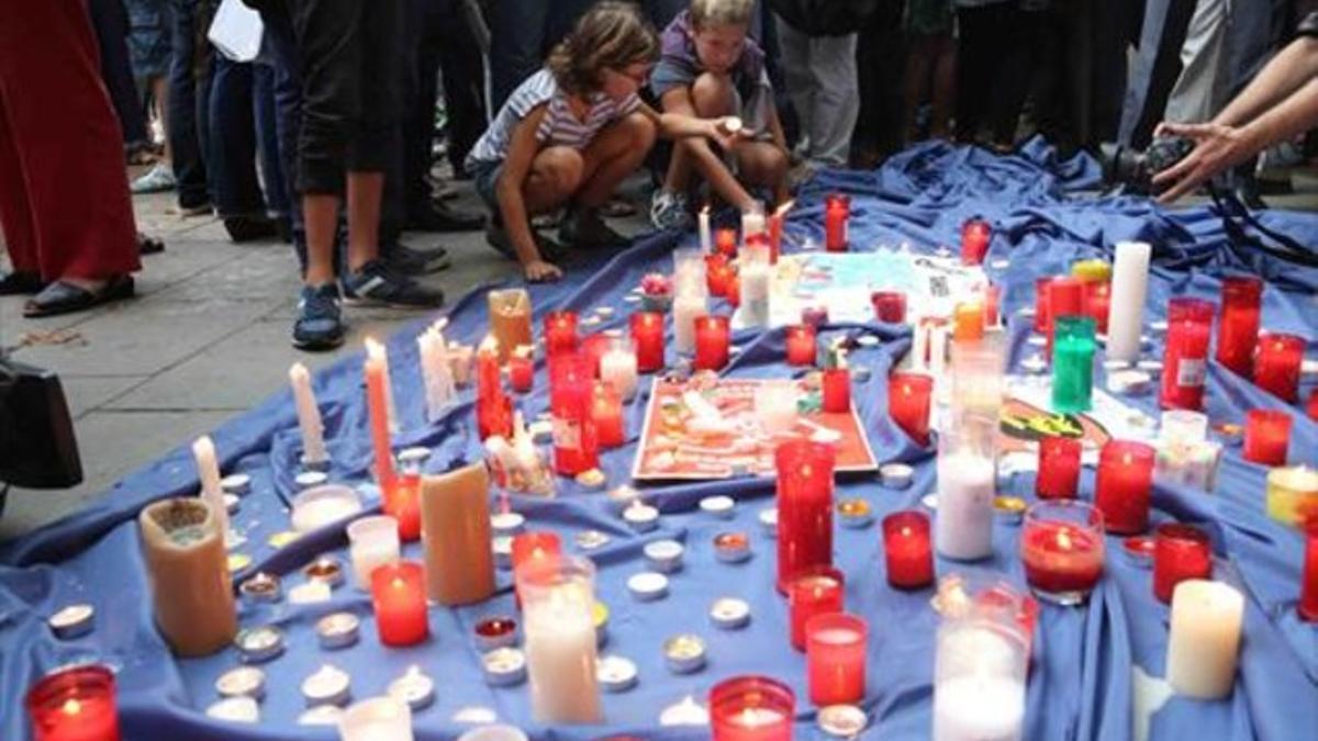 Unos ciudadanos colocan velas en la concentración de apoyo a los refugiados de la Estació del Nord, el viernes.