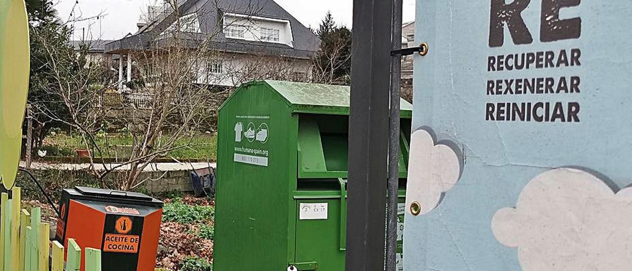 Colector de reciclaje de ropa en Allariz. |   // FDV