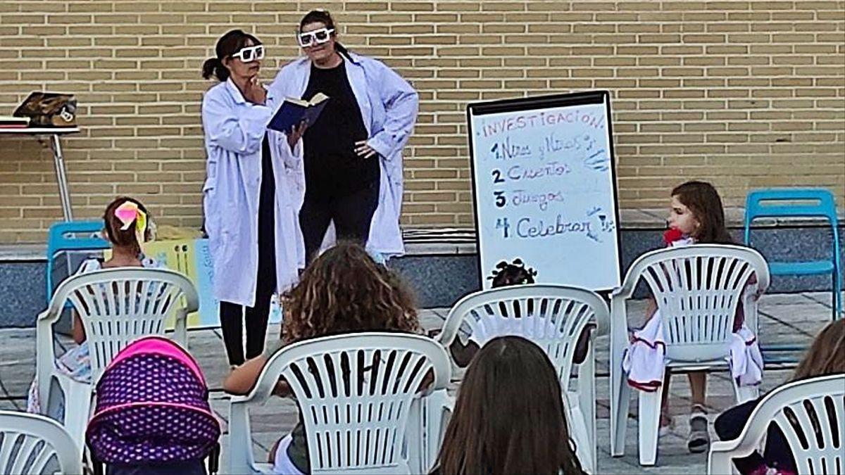 Beatriz Álvarez y Alejandra Tirado, durante el desarrollo de la animación en clave de clown. | A. C.