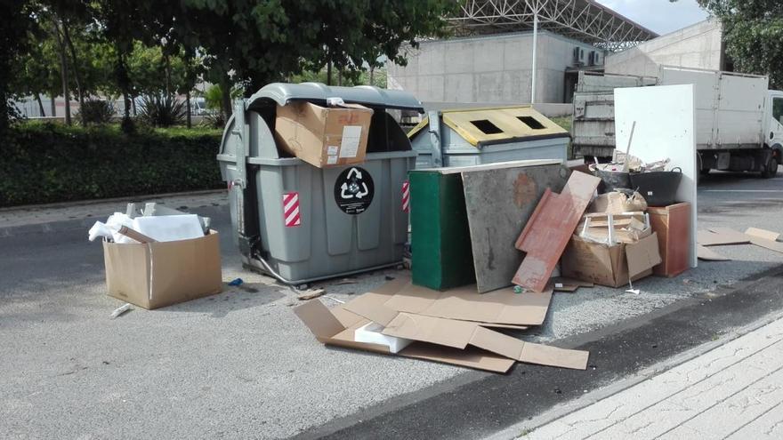 La Policía de San Vicente multa a un hombre por dejar enseres y escombros junto a un contenedor