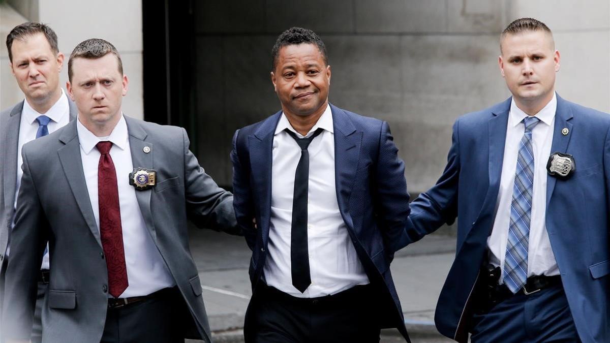 Cuba Gooding Jr, escoltado por dos agentes policiales.