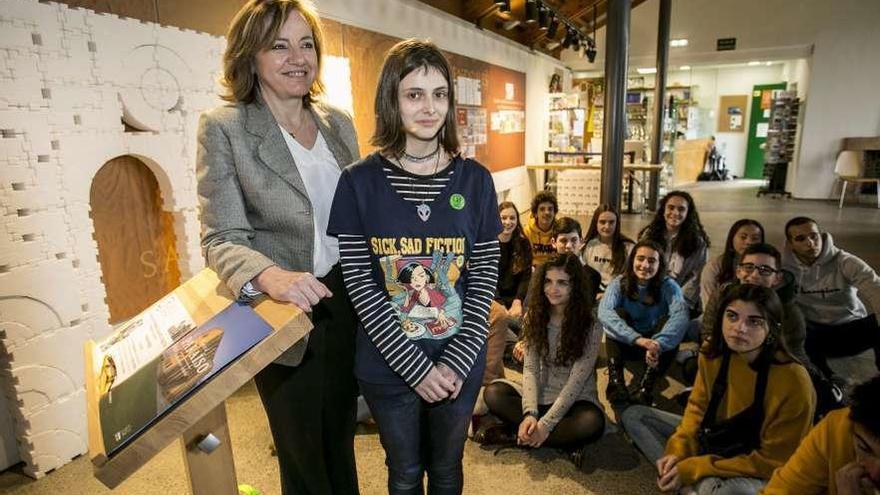 La ganadora, Ruth Maseda, con la directora general de Patrimonio Cultural, Otilia Requejo.