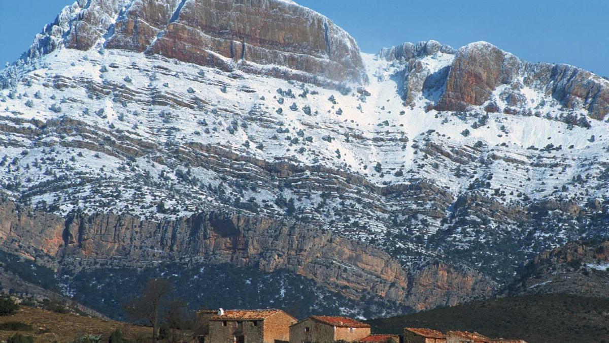 Panorámica del pico Penyagolosa nevado en una foto de archivo.