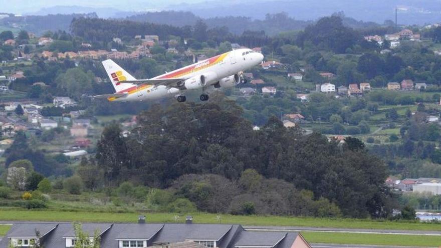 Un avión despega en Alvedro.