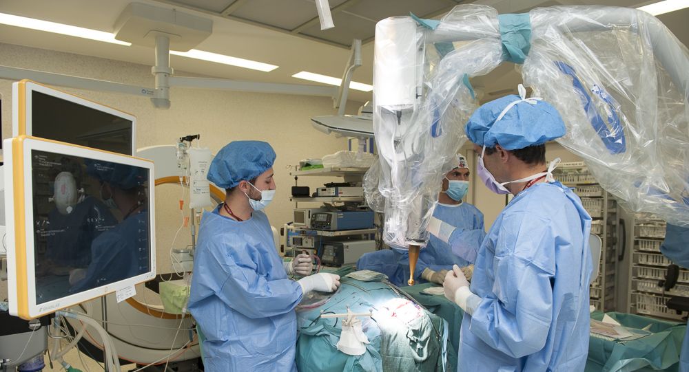 Intervención quirúrgica en el Hospital Universitari de Bellvitge de L'Hospitalet.