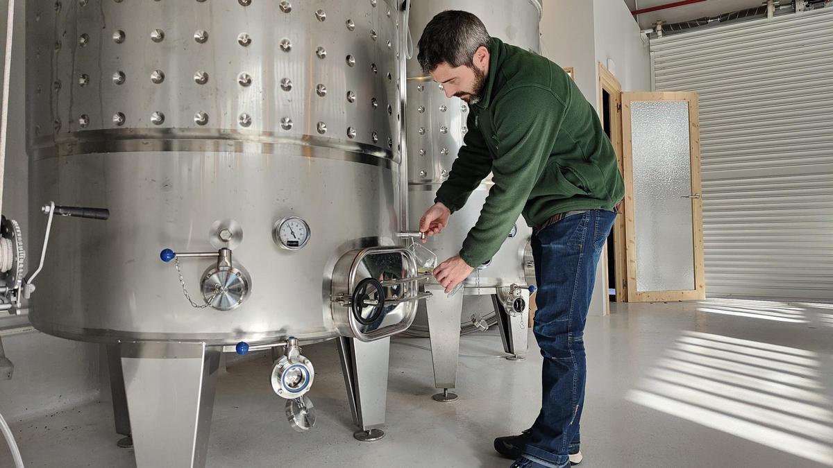 Iñigo Haughey, con una copa del nuevo vino de Rabassaires.