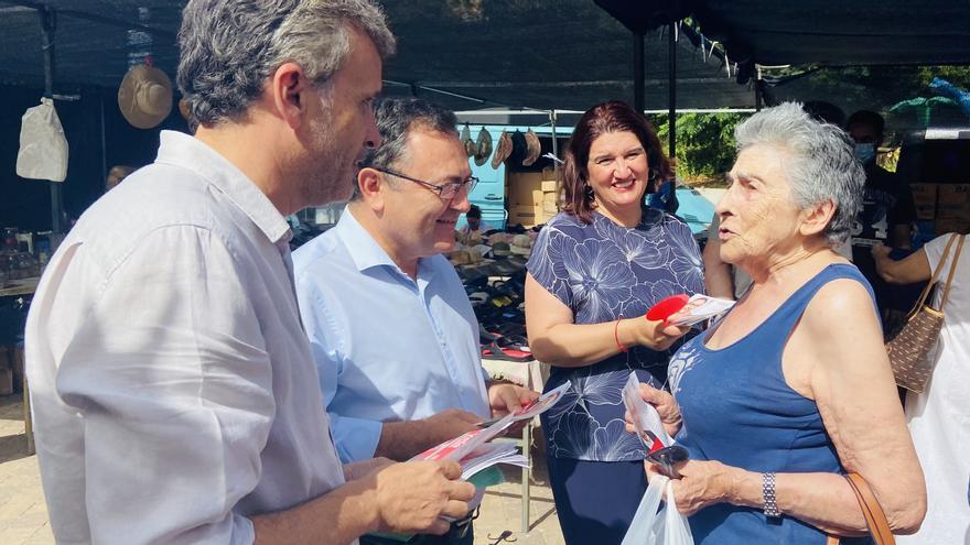 El senador el PSOE por Málaga Miguel Ángel Heredia  durante un acto de campaña electoral en Marbella, junto al diputado nacional Ignacio López y la candidata a las elecciones autonómicas Blanca Fernández