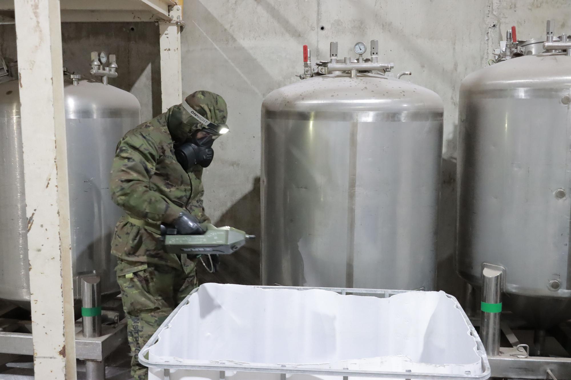 El Ejército simula un ataque químico en una fábrica de Onda