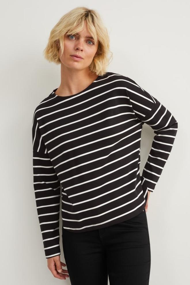 Mujer con camiseta básica de manga larga y de rayas