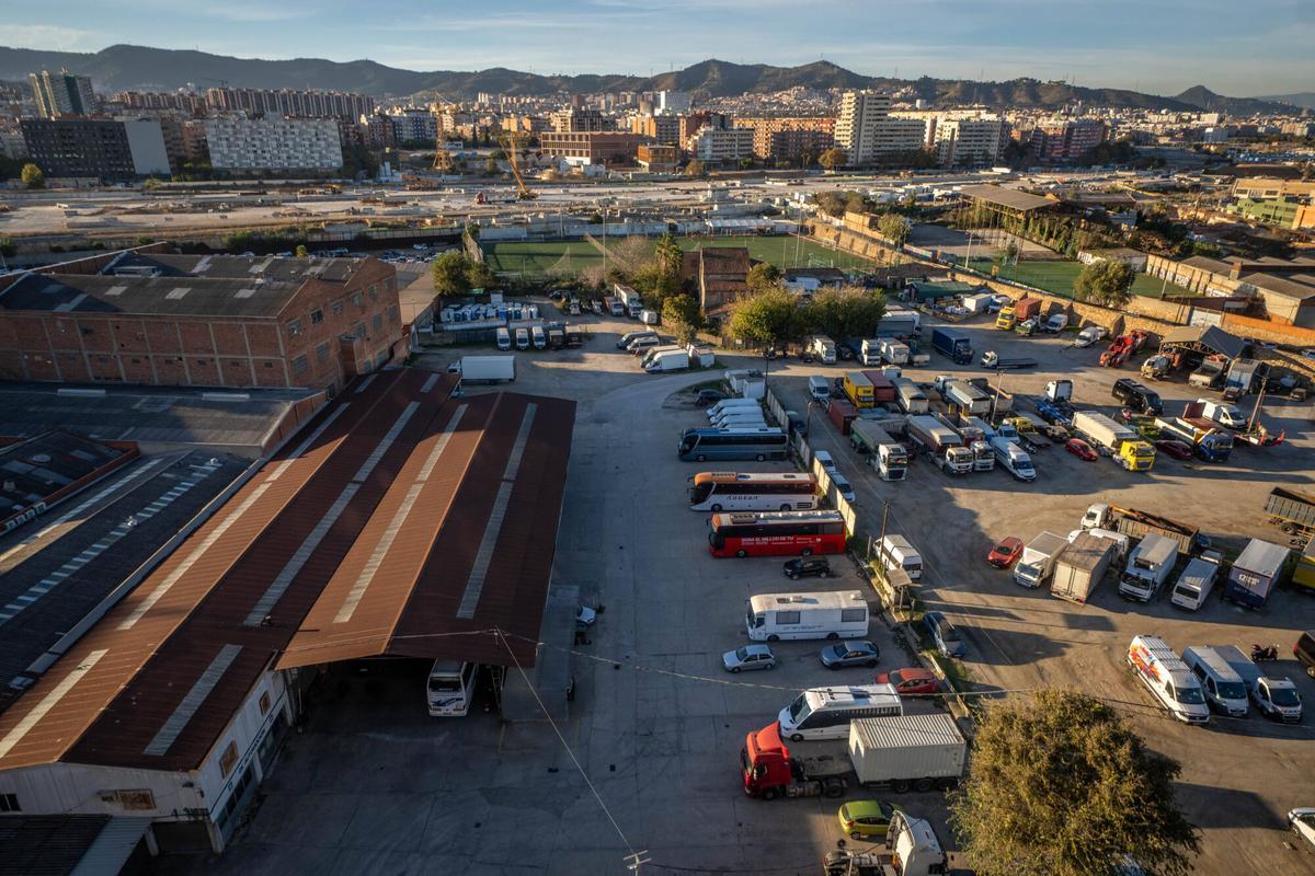 Barcelona 28/11/2025 Barcelona Fotos de la actual isla de naves y aparcamiento de vehículos de la Sagrera,que se convertirá en un barrio con más de 3000 viviendas en las inmediaciones de la futura parada del AVE. AUTOR: JORDI OTIX