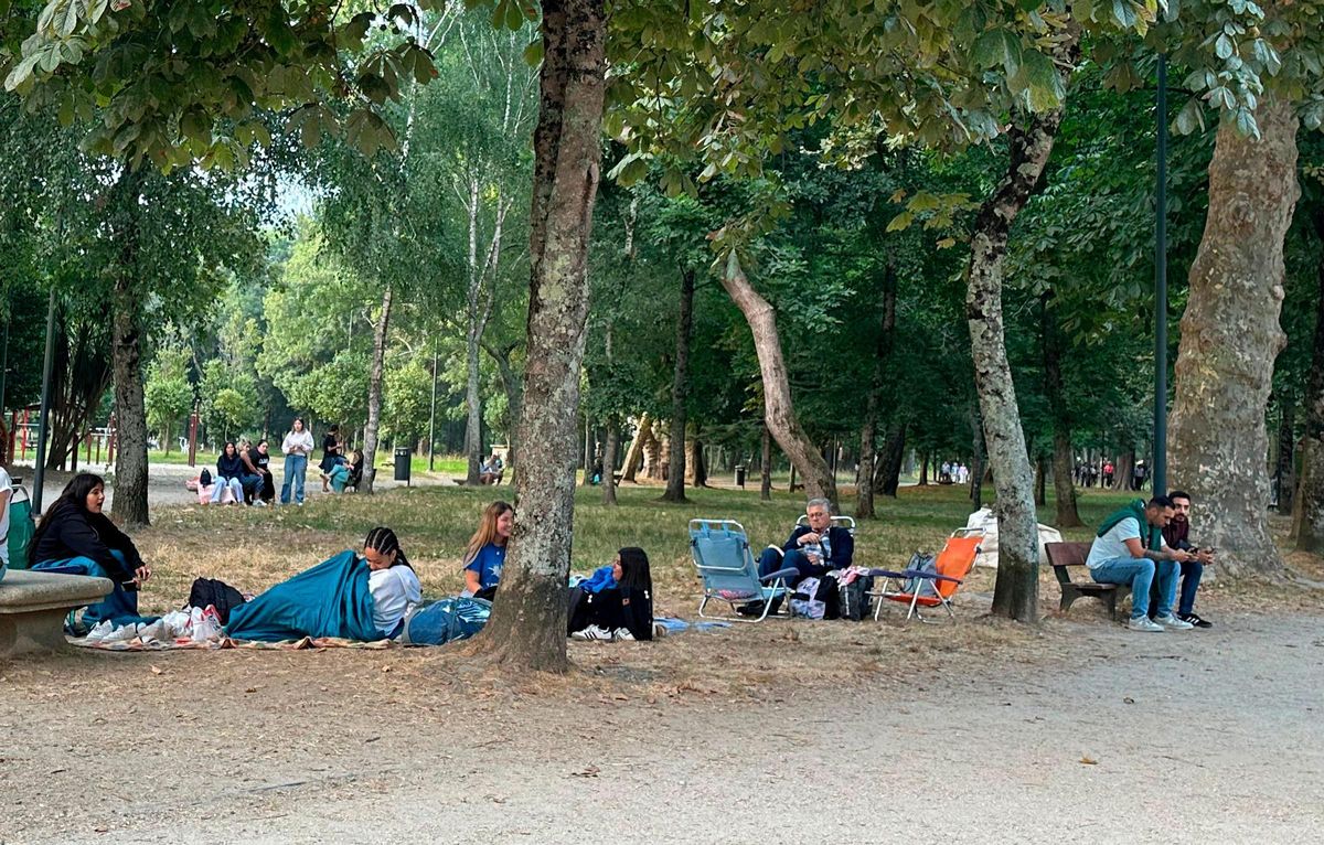 Personas de todas las edades guardan cola para su día especial.