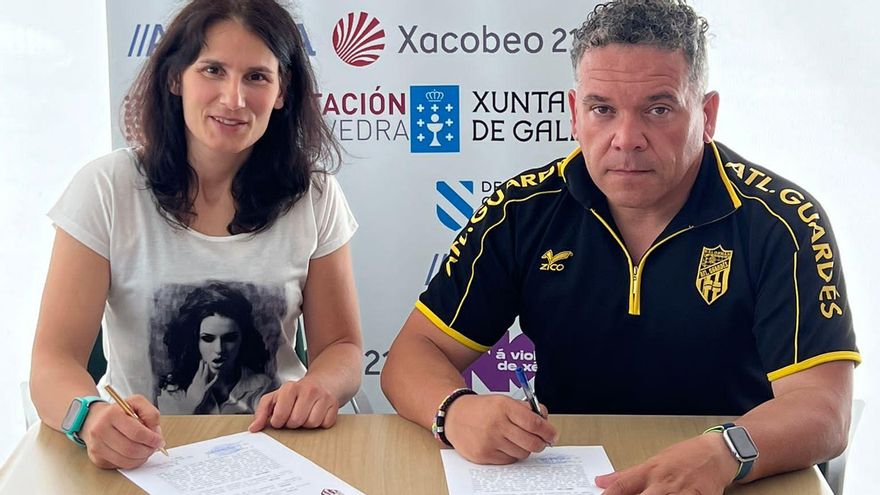 Seabra, durante la firma de su contrato con el Mealia Guardés.