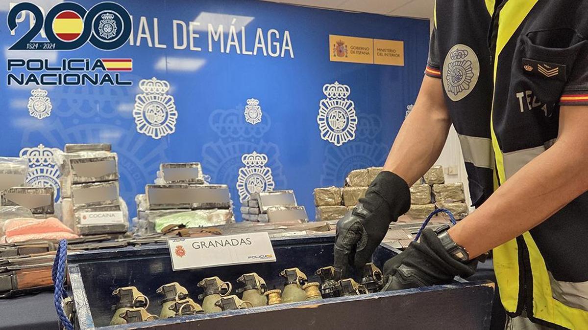 Grandas de mano y parte de la droga intervenida en la operación.