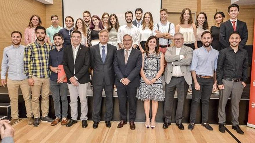 Ignacio Baeza, José Manuel Batar, Richard Clouet y María del Carmen Rubio y Miguel Ángel Linares, junto a los 35 jóvenes becados en la entrega de las certificados en la Fundación Mapfre