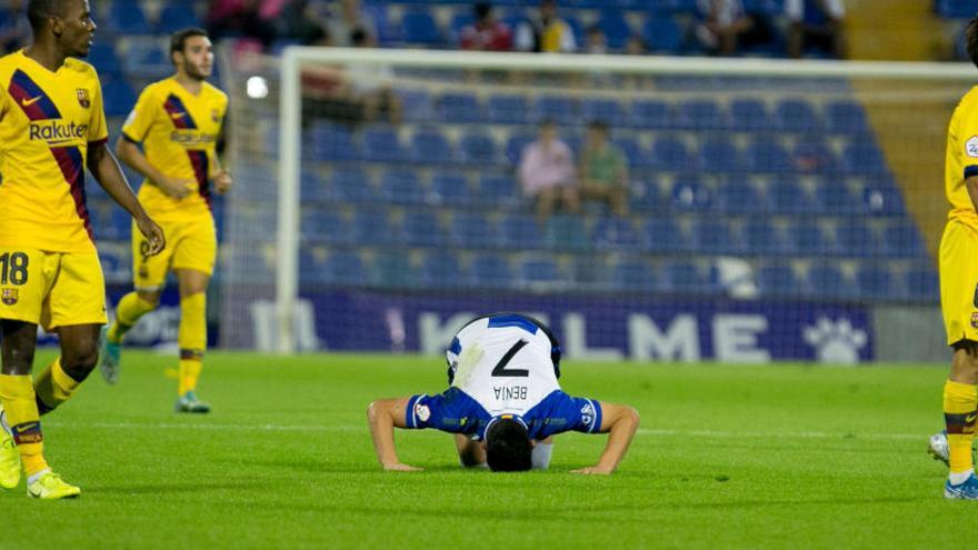 Benja se lamenta en el césped del Rico Pérez