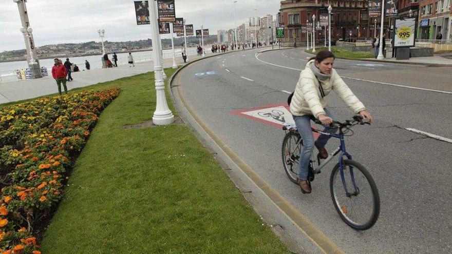 Una ciclista, ayer, circulando por el futuro trazado del carril bici.