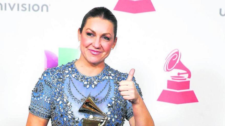 La Niña Pastori, al recoger un Grammy latino por su álbum &quot;Ámame como soy&quot;. // Efe