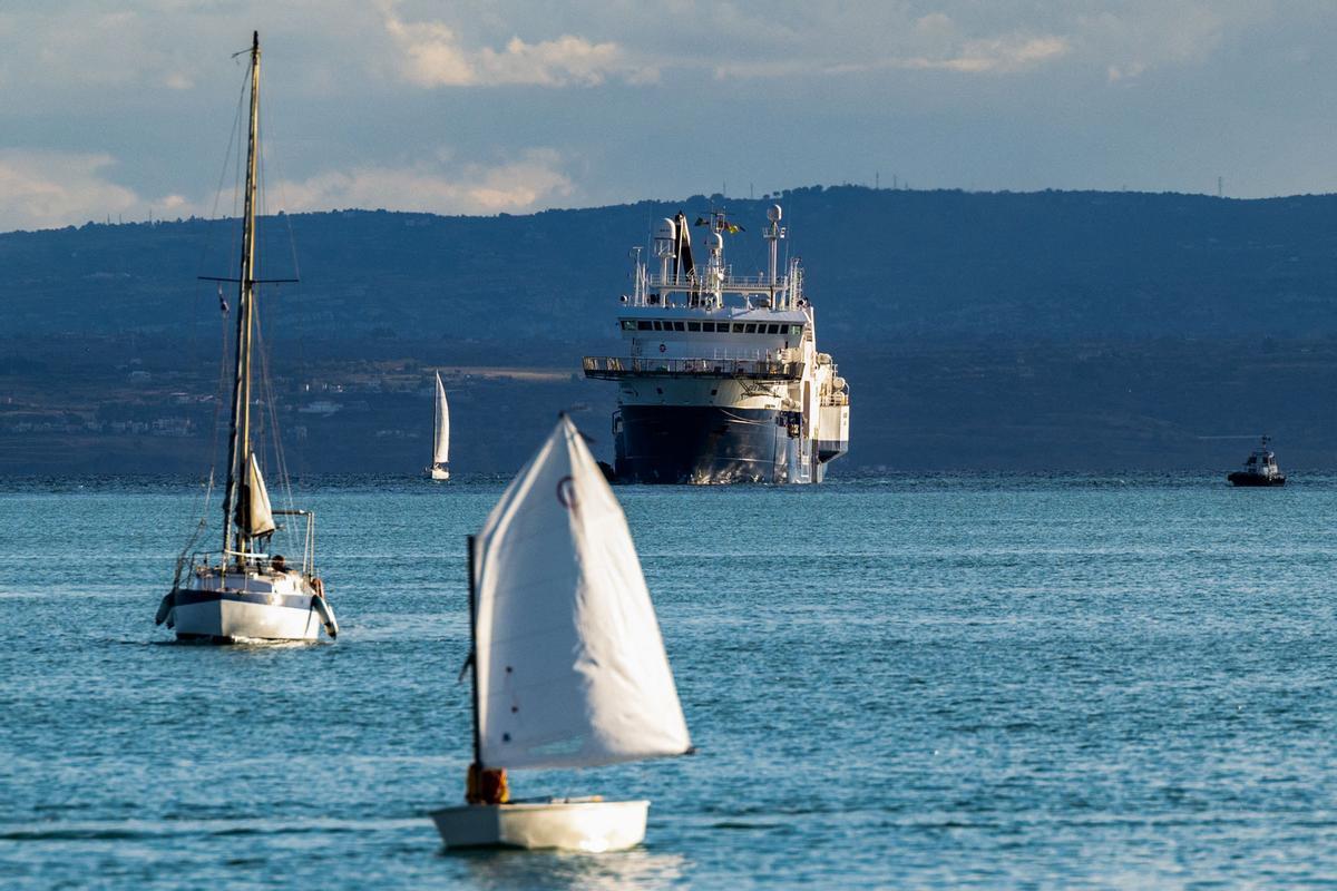 El barco de rescate Geo Barents de la ONG internacional Médicos Sin Fronteras (MSF), llega el 6 de noviembre al puerto de Catania, Sicilia.