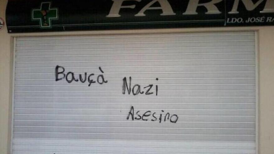 Una de las pintadas insultantes en la farmacia de José Ramón Bauzá.