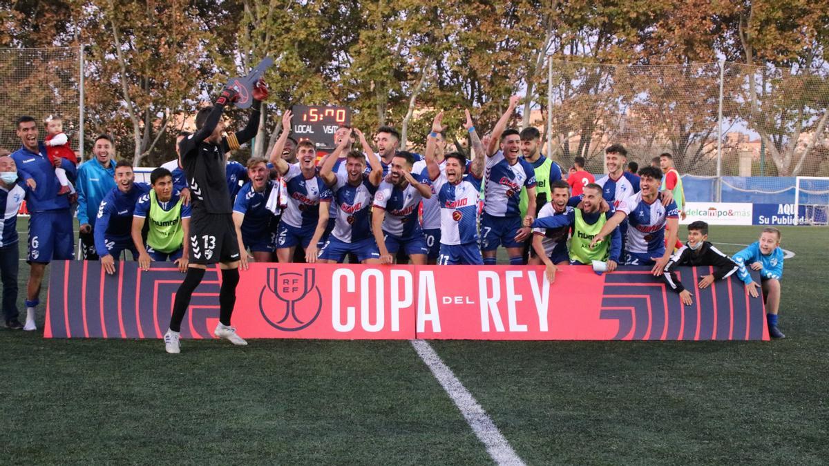 Los jugadores del Ebro festejan su pase a la Copa del Rey y a las semifinales de la Copa RFEF.