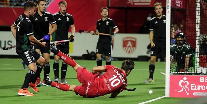 Cedric Charlier marca un gol durante el partido entre Bélgica y Gales del Eurohockey 2019 disputado en Amberes, Bélgica.