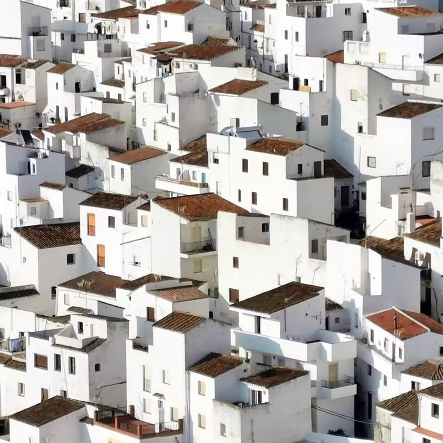 Lo siento Santorini, pero el pueblo blanco más bonito del mundo está en Andalucía