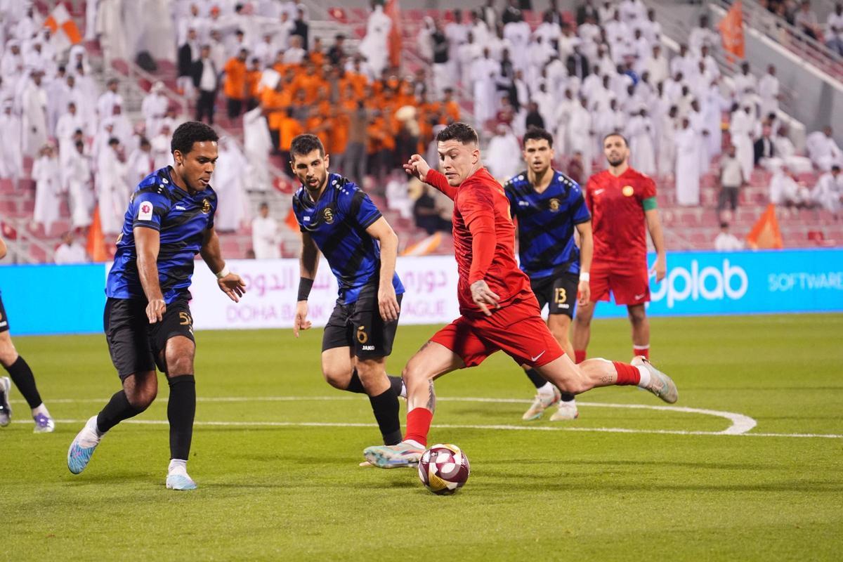 Cristo González, a punto de disparar con el Umm Salal.