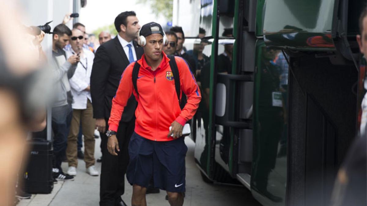 Neymar, a su llegada al estadio