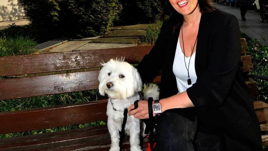 Liliana Castro, con su perro &quot;Black&quot;.