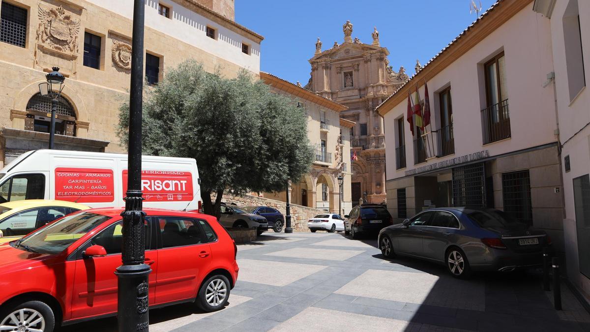 Numerosos vehículos ocupan día tras día la Plaza del Caño.