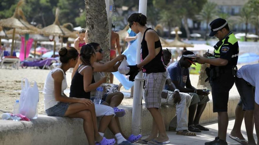 Un agente policial de Calvià realiza inspecciones en una playa del municipio.