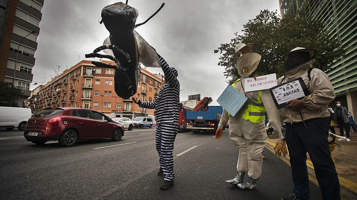 Un momento de la protesta ante la sede de la Conselleria de Agricultura, ayer. | GERMÁN CABALLERO