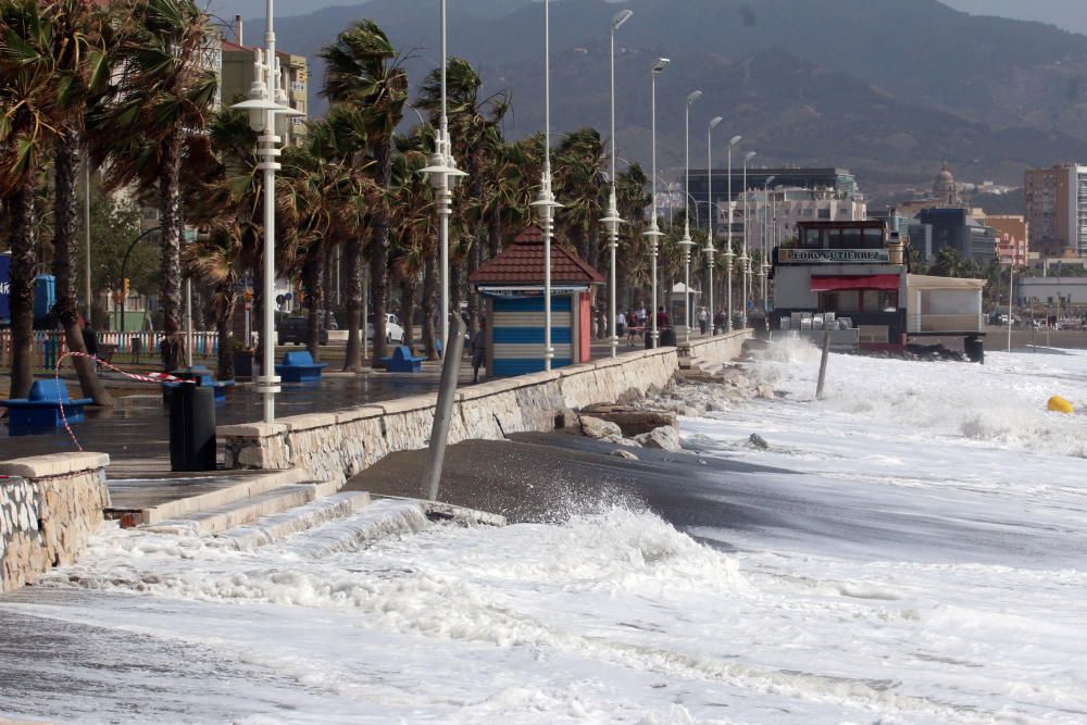 Málaga capital vive una jornada marcada por el fuerte viento, que ha afectado a playas y paseos marítimos y ha obligado a cortas las comunicaciones marítimas con Melilla.