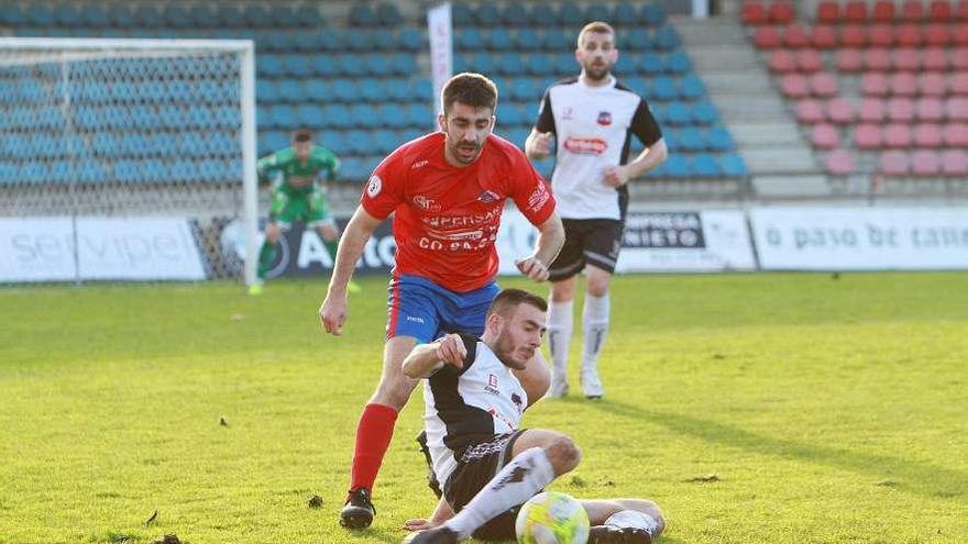 Un jugador de la UD Ourense presiona a uno del Estradense en el partido de ayer. // Iñaki Osorio