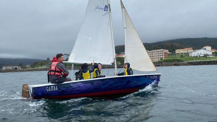 Escolares del CEIP O Pindo en su primera sesión de mar /Cataventos