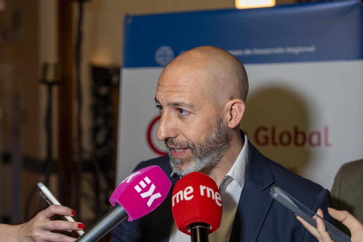 Julio Ceballos durante la inauguración del coloquio.