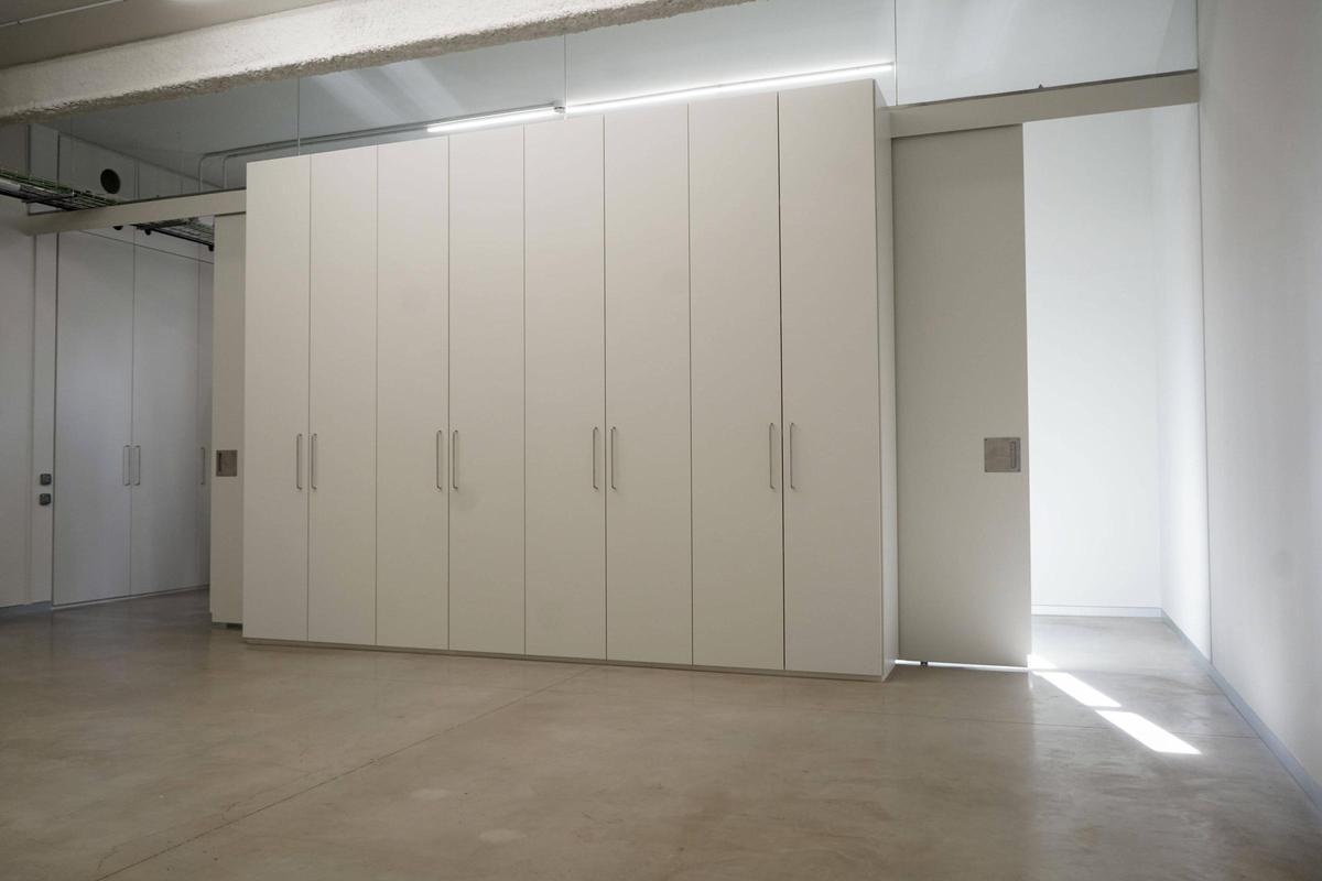 La zona que separa la recepció-taller i desifecció de les obres amb l'espai de reserva museogràfica