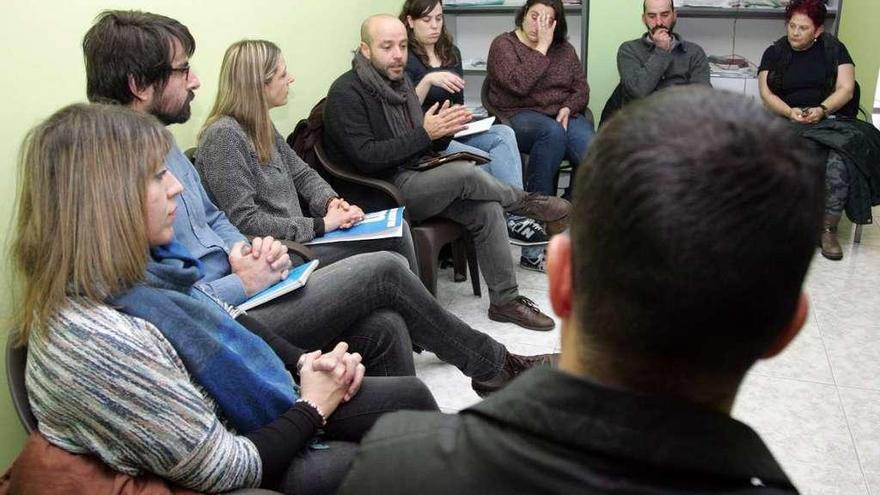 Imagen de la reunión celebrada ayer en la sede de Móvete en A Estrada. // Bernabé/Luismy